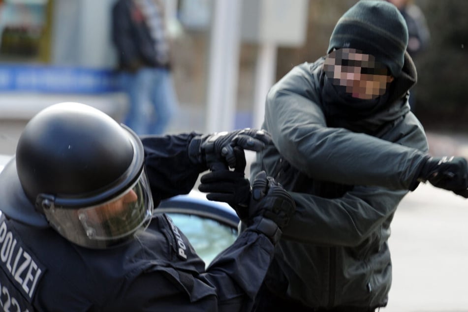 Ein gewalttätiger Demonstrant schlägt in Lübeck einen Polizeibeamten nieder. (Archivfoto)
