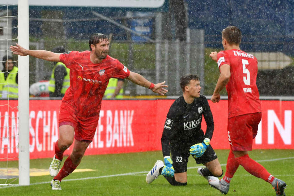 Ronny König (l.) jubelt nach seinem alles entscheidenden Treffer zum 2:0 für den FSV Zwickau beim Liga-Start der Westsachsen in Meppen.