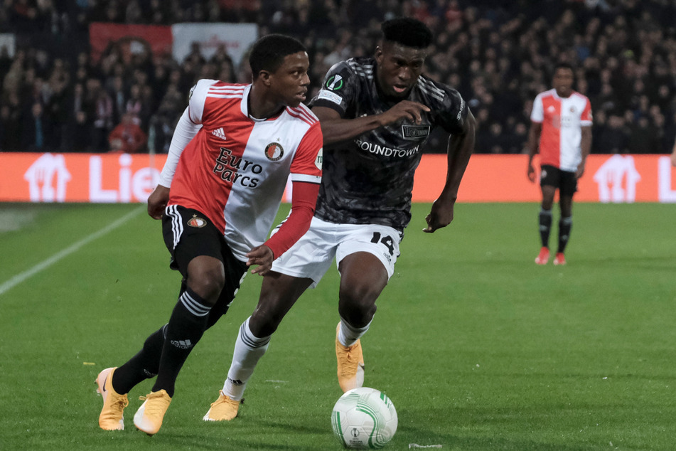 Rotterdams Tyrell Malacia (l.) im Zweikampf mit Taiwo Awoniyi. Der Nigerianer brachte Union zurück ins Spiel.