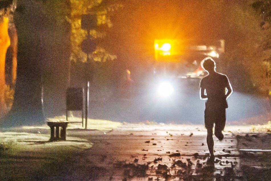 Ein Jogger war nach einem schweren Gewitter auf dem Rad- und Fussweg am Frankfurter Mainufer unterwegs.
