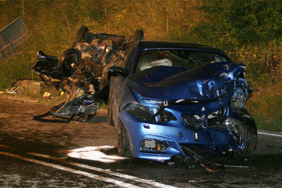 Die Unfallstelle in der Nacht. Vorne: Der zerstörte BMW des Unfallverursachers.