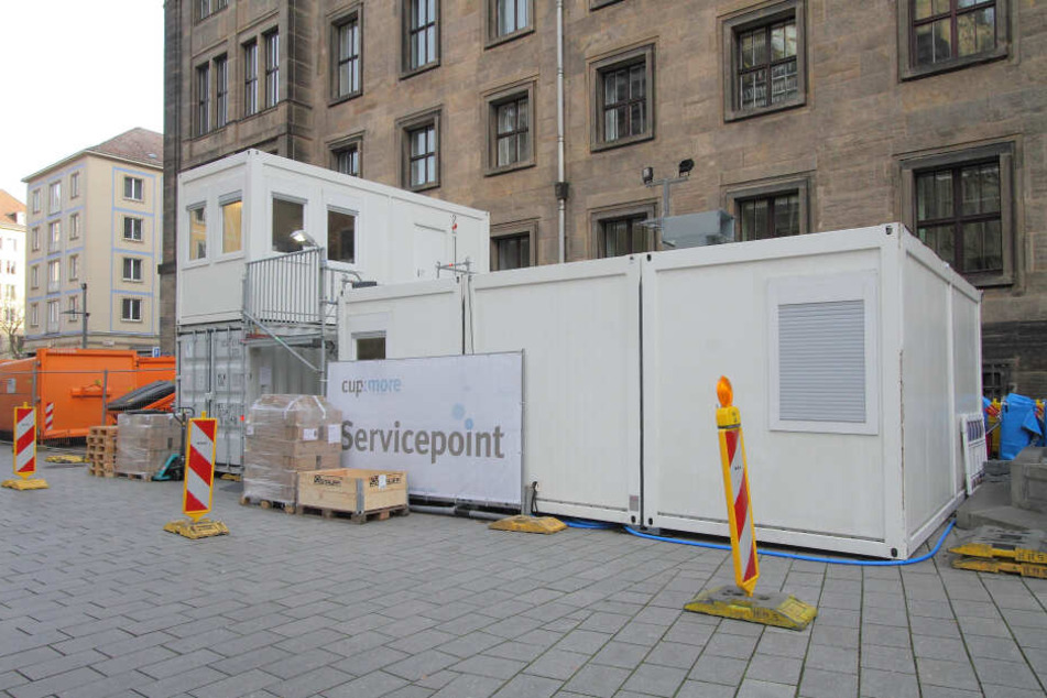 Hier, zwischen Rathaus und Kreuzkirche, werden die Glühwein-Tassen gereinigt.