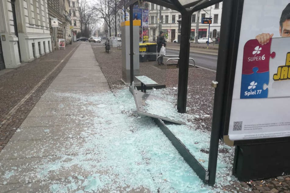 Als sie mit dem Wartehäuschen fertig waren, gingen sie auf umstehende Pkw los.