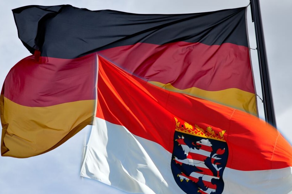 Die Deutschland- sowie die Hessenflagge wurden gehisst - allerdings kopfüber. (Symbolbild/Fotomontage)