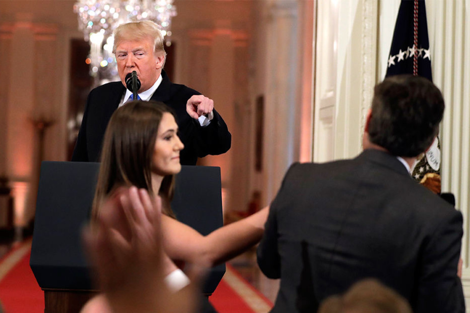 Der Kampf ums Mikro: CNN-Reporter Jim Acosta ließ nicht locker.