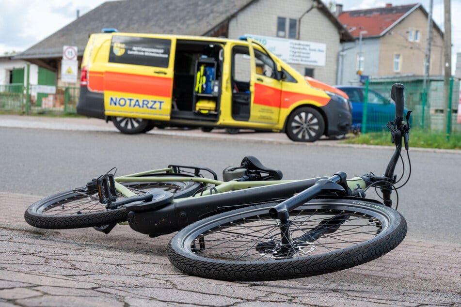 In Altmittweida (Landkreis Mittelsachsen) stieß ein Radfahrer (66) mit einem Fußgänger (44) zusammen.