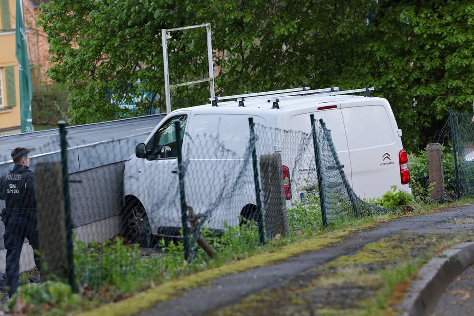 Am Donnerstagmorgen ist in Lichtenstein ein VW-Transporter gegen eine Mauer gefahren.