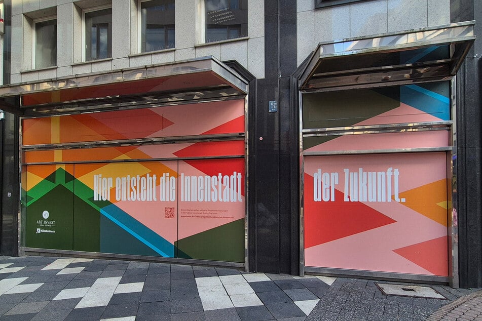 Bunte Schaufenster sollen den Leerstand an der Hohe Straße in Köln vorübergehend etwas freundlicher machen.