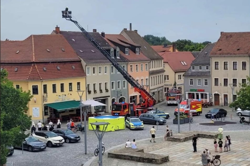 Im Stadtzentrum von Bischofswerda war Großalarm, Feuerwehr, Polizei und Sanitäter vor Ort.
