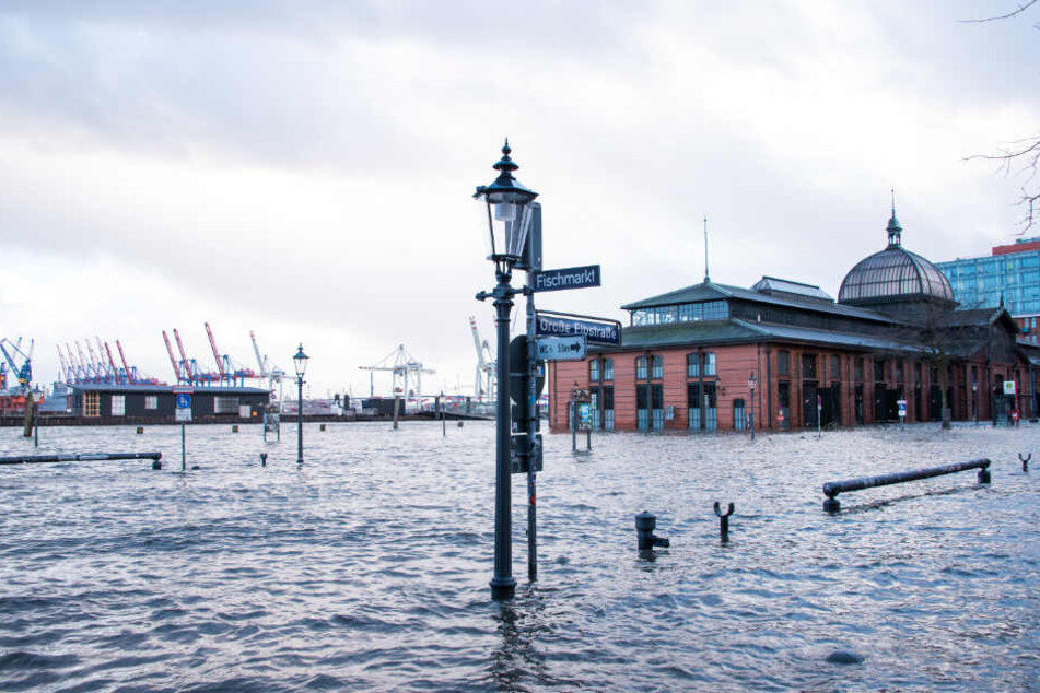 Die Sturmflut am Montagnachmittag überflutete weitere Bereiche um den Hamburger Fischmarkt.