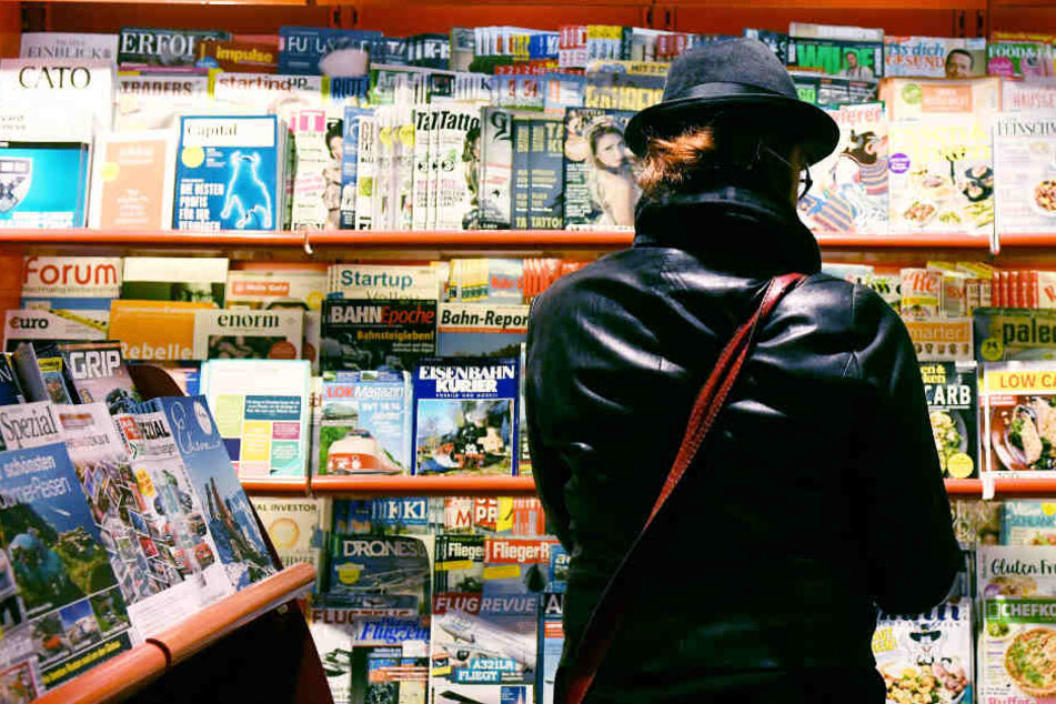 Eine Frau steht vor mit Magazinen gefüllten Regalen in einem Kiosk. Die "InTouch Style" liegt dort jetzt nicht mehr.