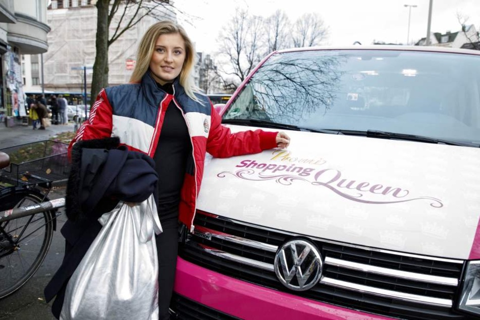 Luna Schweiger vor dem Shopping-Queen-Mobil.