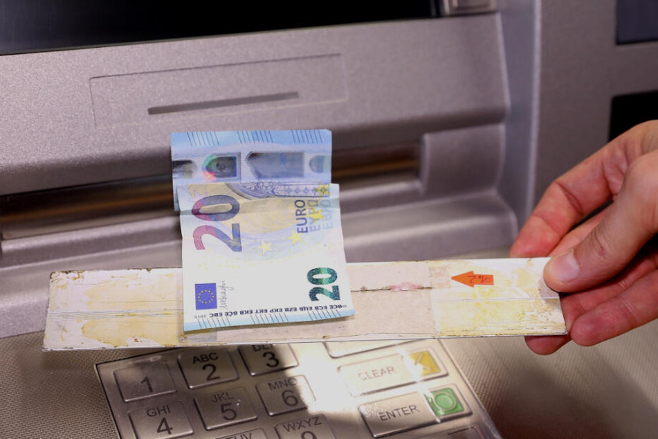Auf der klebrigen Seite der falschen Blende bleiben Geldscheine, die der Automat zurückziehen will, einfach haften.