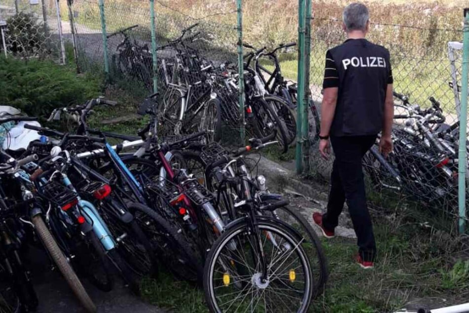 Die Bonner Polizei hat 16 mutmaßliche Fahrraddiebe geschnappt und 161 vermutlich gestohlene Zweiräder sichergestellt.