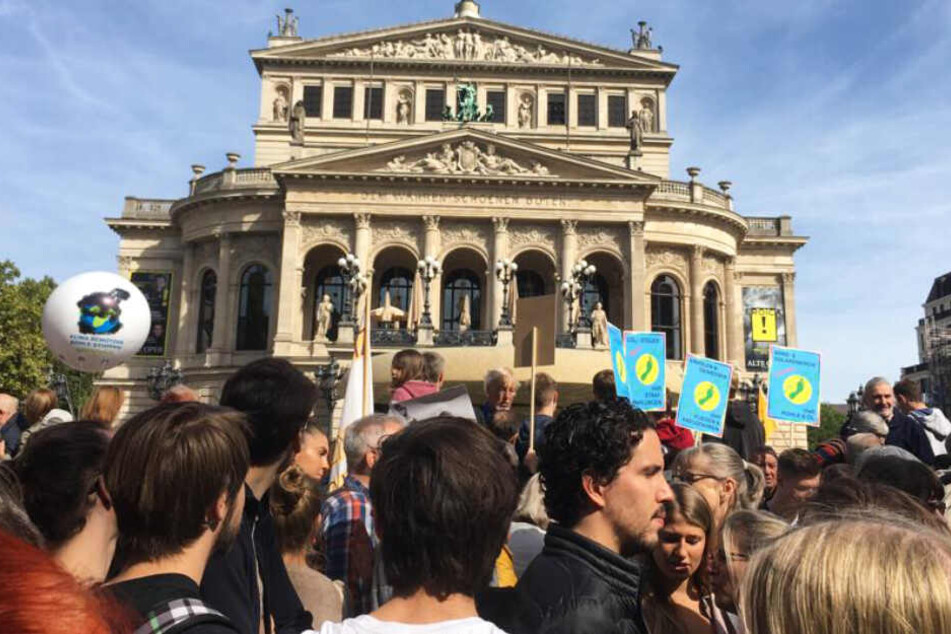 Die Demonstranten versammelten sich vor der Alten Oper Frankfurt.