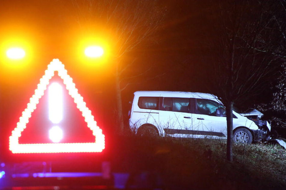 Der Transporter kam erst an einem Baum zum Stehen.