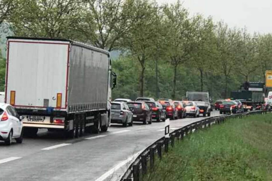 Es kommt zu Staus und Wartezeiten. (Symbolbild)