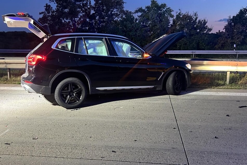 Ein 38-Jähriger krachte dabei mit seinem BMW in die Mittelleitplanke. Der Mann erlitt leichte Verletzungen.