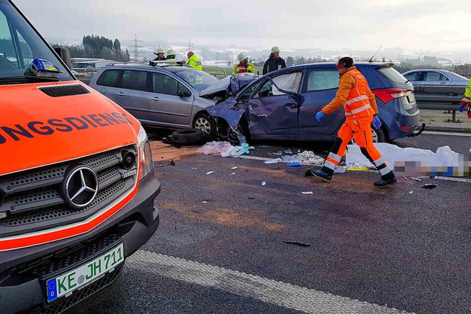 Die beiden Fahrzeuge sind mit voller Wucht frontal ineinander gekracht.