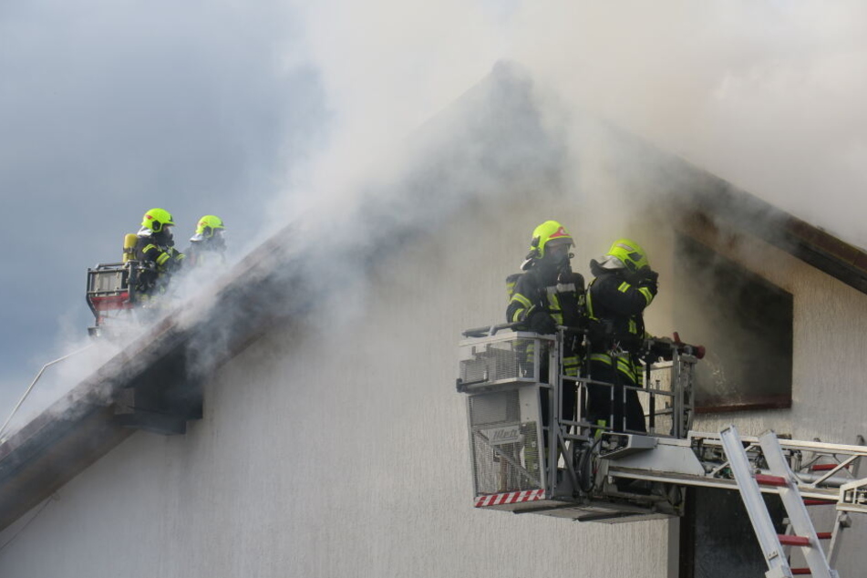 Das Feuer ist nach ersten Informationen im Dachgeschoss der Werkstatt ausgebrochen.