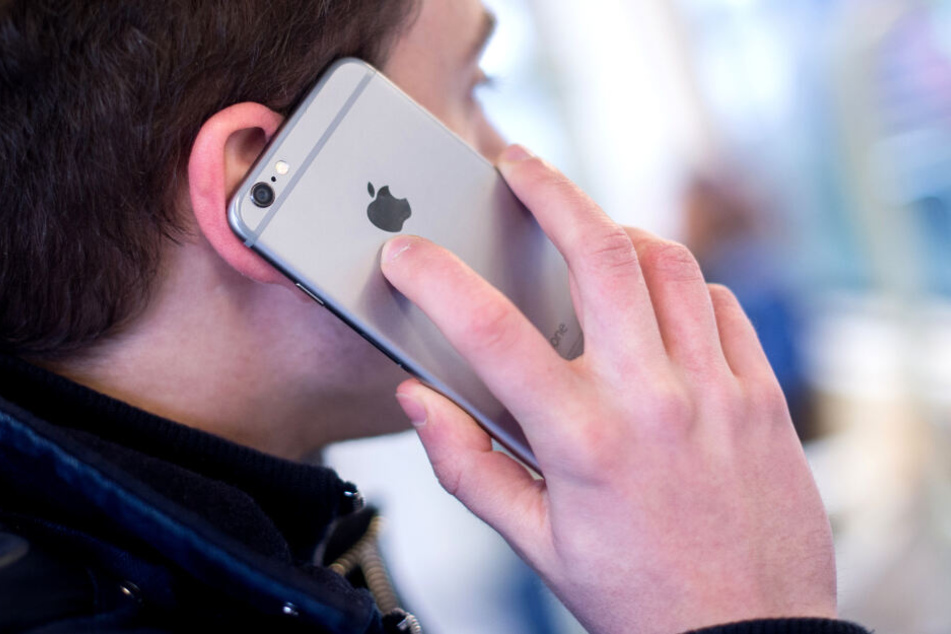 Die Täter geben sich am Telefon zum Beispiel als Verwandte oder Polizisten aus und wollen dadurch an Geld kommen. (Symbolbild)