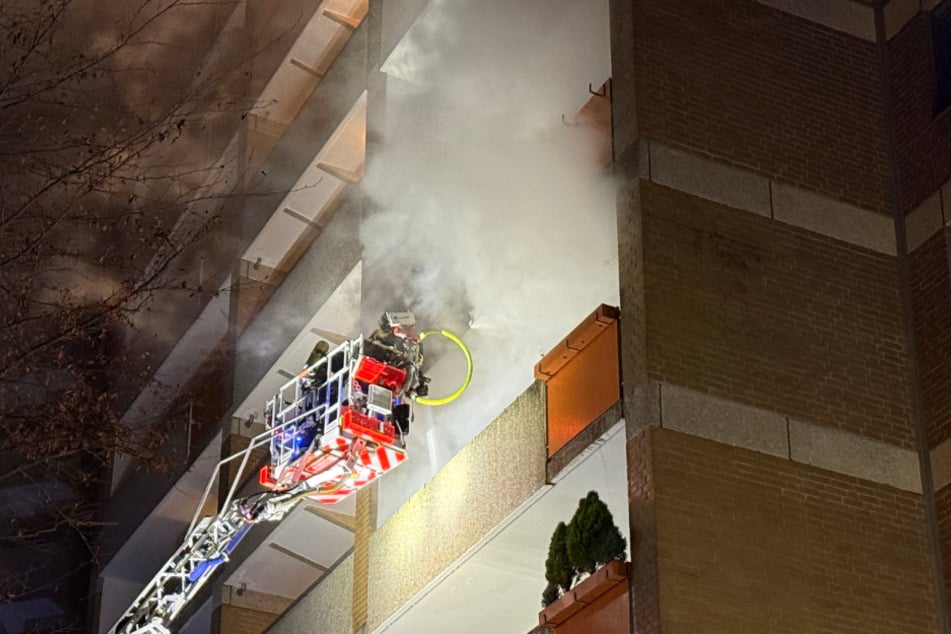 Die Feuerwehr bekämpfte den Brand auf dem Balkon des Hochhauses unter anderem mithilfe einer Drehleiter.