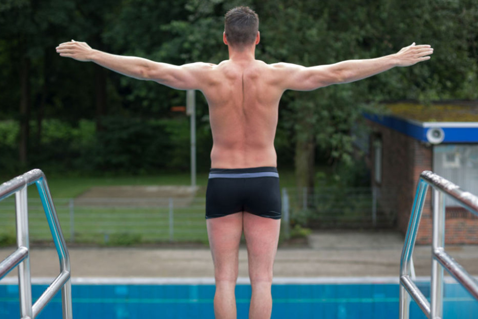 Nachdem er von der 5-Meter-Plattform abgesprungen war, prallte er mit der Schulter gegen den Kopf des Familienvaters, der seinen Verletzungen erlag. (Symbolbild)
