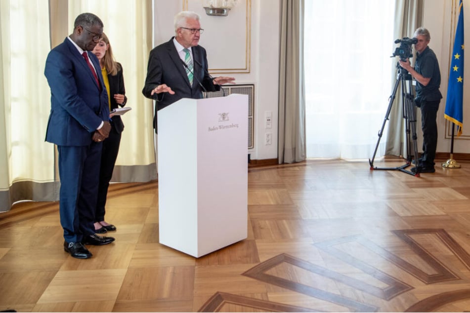 Denis Mukwege (links) und Winfried Kretschmann stehen in der Villa Reitzenstein.