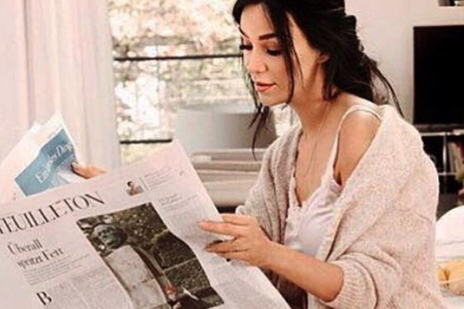 Verona Pooth liebt gedruckte Zeitung, aber ein Detail auf dem Foto überrascht!