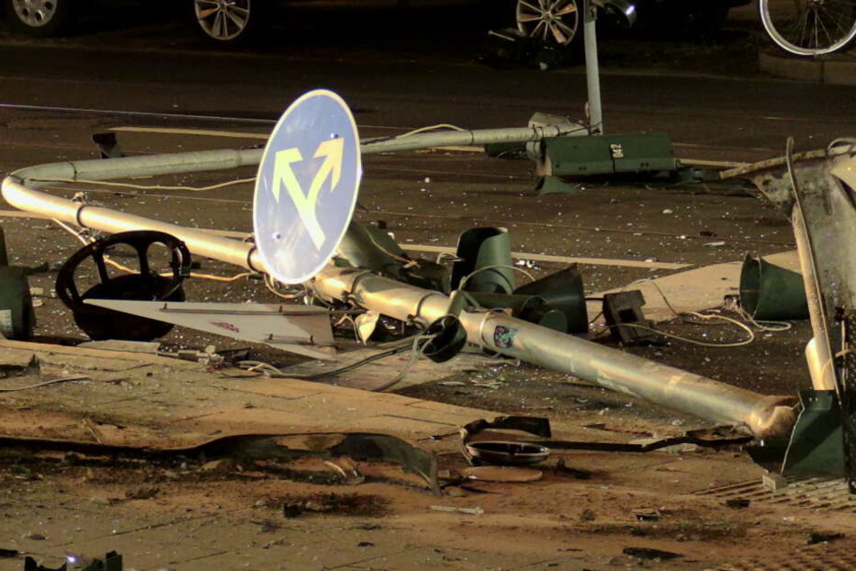 Die Wucht des Aufpralls war so groß, dass der Ampelmast bei dem Zusammenstoß umgestürzt ist.