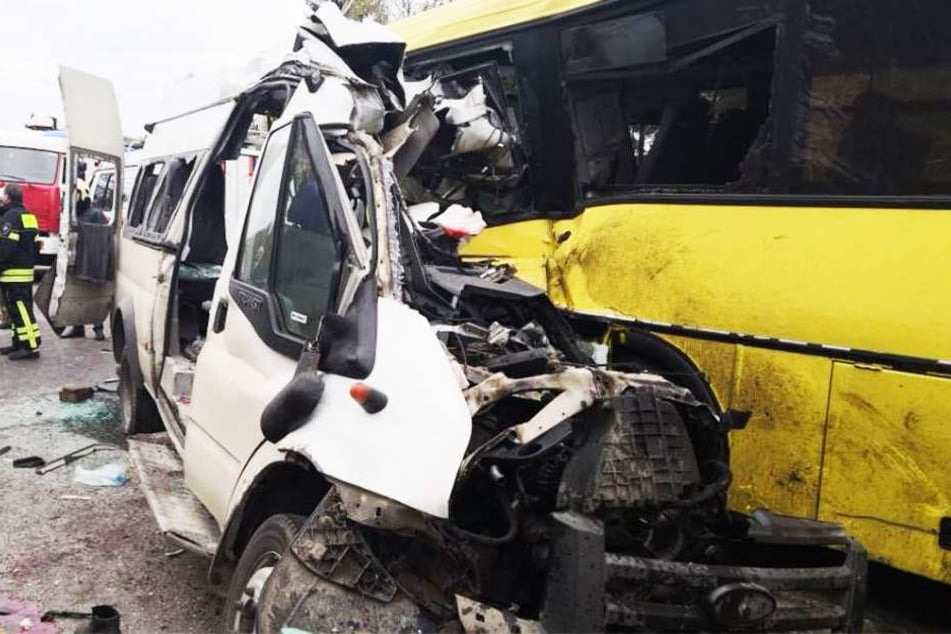 Das Wrack des Kleinbusses lässt erahnen, wie heftig der Zusammenstoß gewesen sein muss.