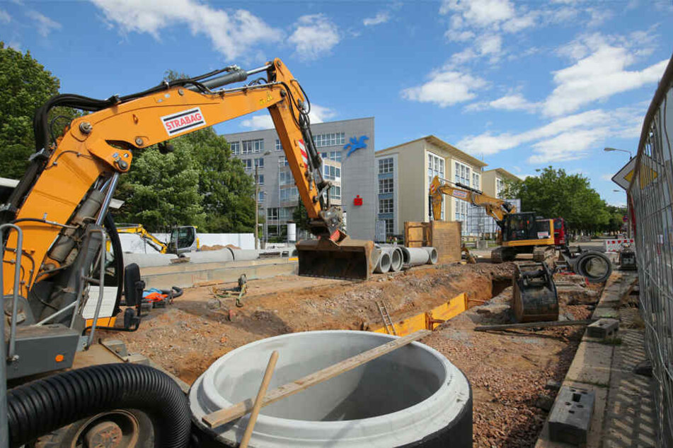 Baustellenchaos rund um die Reichenhainer Straße: Neben dem Bau einer neuen Straßenbahnlinie, werden auch Anbindungen erneuert.