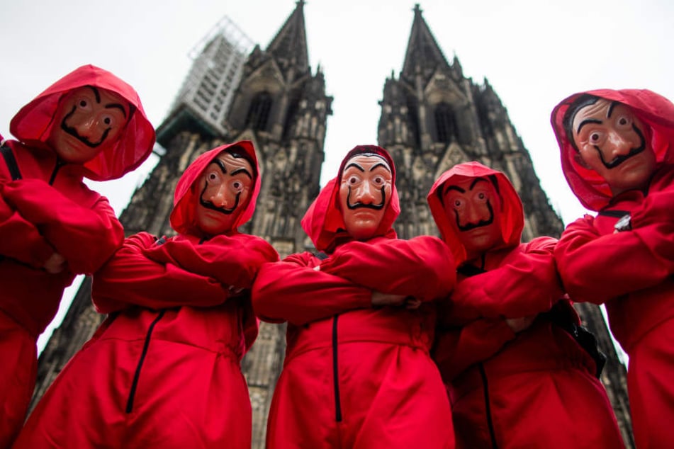 Verkleidetete Bankräuber vor dem Kölner Dom.