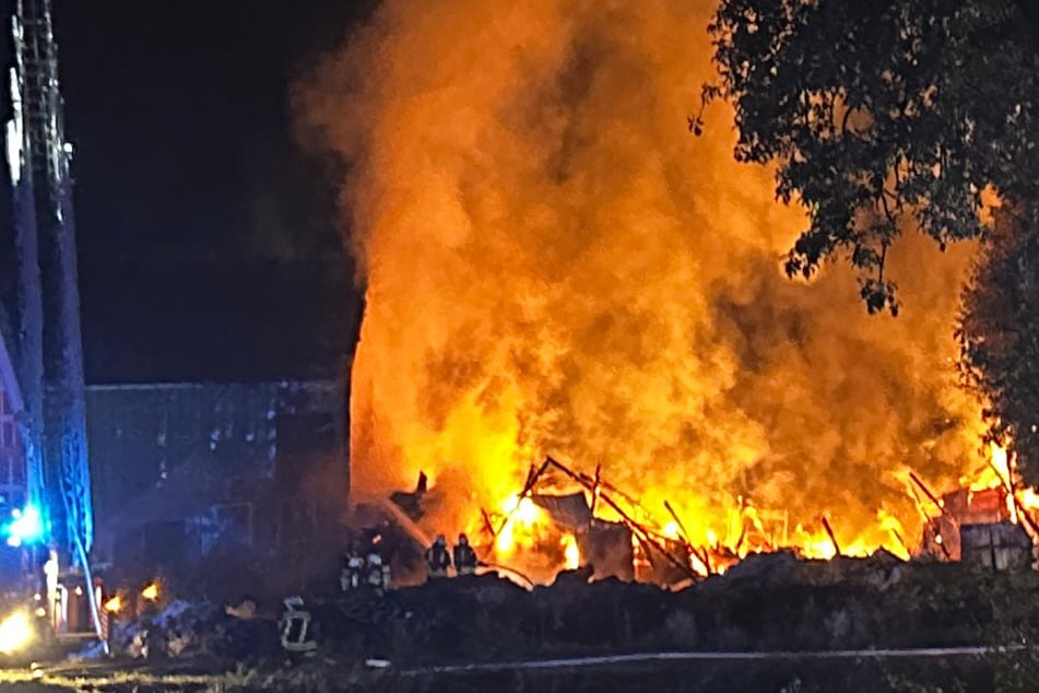 Flammen-Inferno auf Bauernhof! Feuerwehr im Großeinsatz