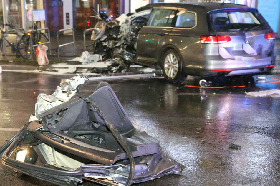 Mit schwerem Gerät befreite die Feuerwehr den Mann aus dem Wagen.