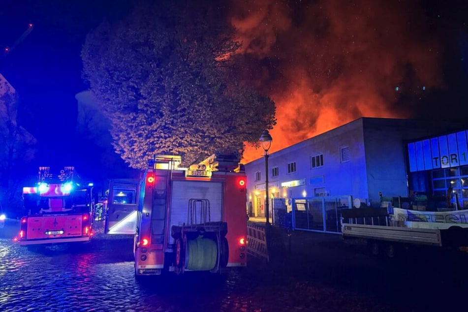 Feuerschein und Rauch sind schon aus der Ferne über dem Industriegelände zu sehen.
