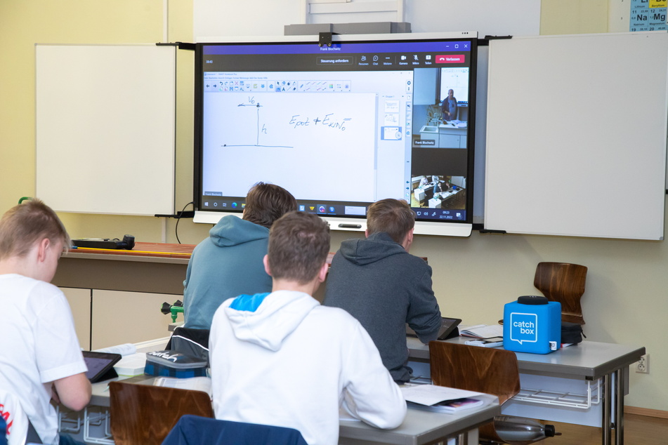 Schüler des Friedrich-Schleiermacher-Gymnasiums in Niesky erhalten digitalen Physik-Unterricht aus Görlitz.