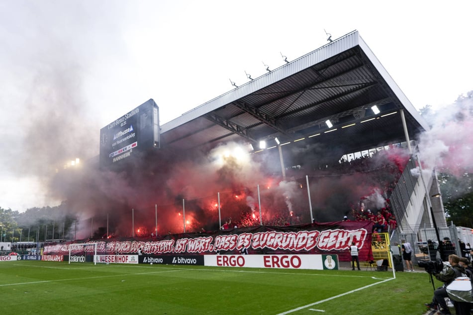 DFB-Pokal live: Südwestderby startet mit Pyro-Unterbrechung