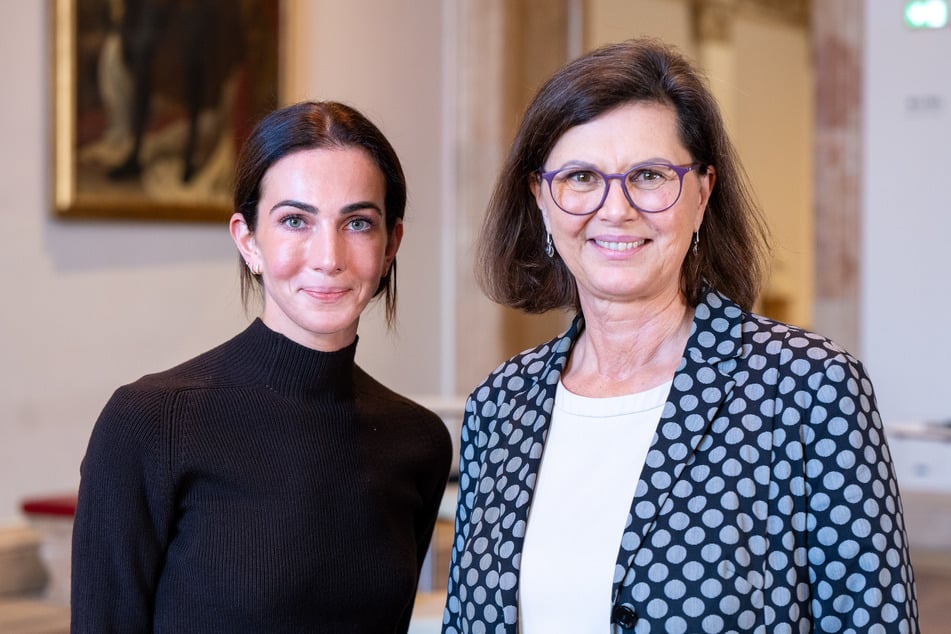 Lisa Müller (36, l.) hat ihr Praktikum bei Landtagspräsidentin Ilse Aigner (60) abgeschlossen.