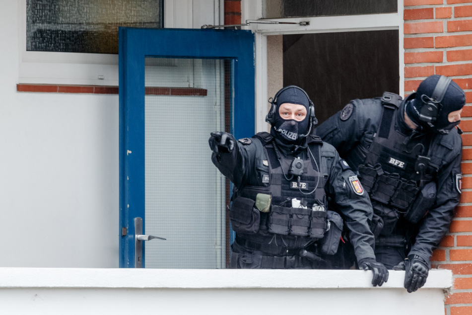 Im März 2020 durchsuchte die Polizei zahlreiche Wohnungen.