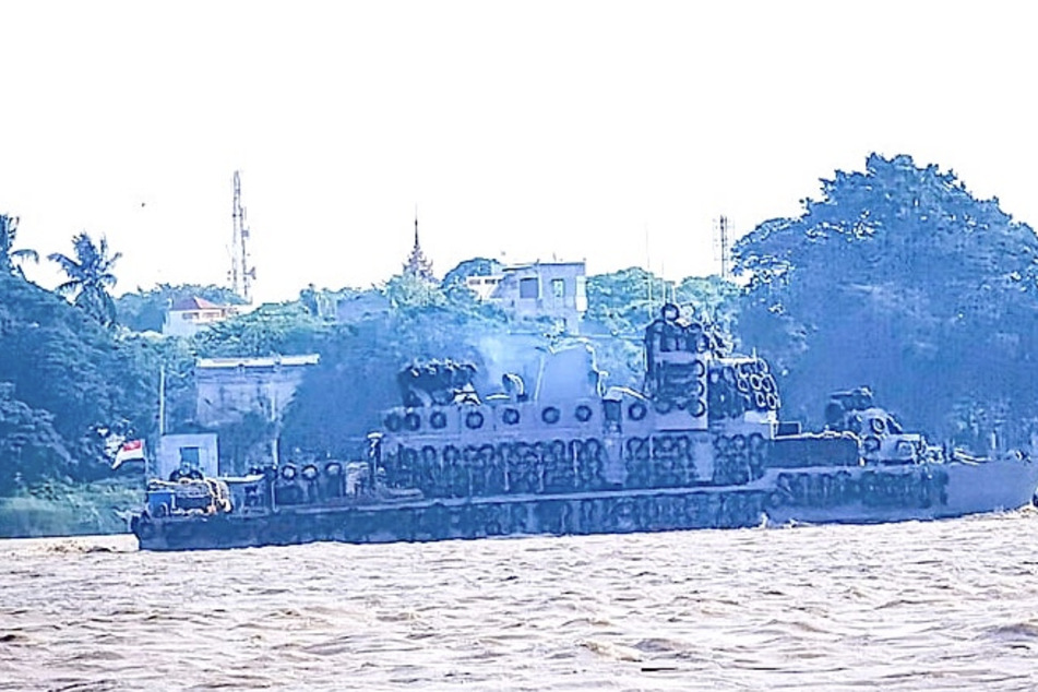 Das Militärschiff hatte mehr als 100 Menschen auf dem Fluss Chindwin transportiert, als es kenterte.