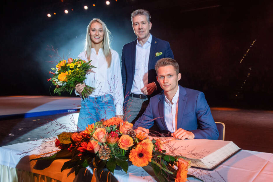 Die beiden Leichtathleten Kristin Gierisch (29) und Marvin Schlegel (21, r.) stehen jetzt im Goldenen Buch der Stadt Chemnitz. Bürgermeister Ralph Burghart (49, CDU) nahm die Ehrung vor.