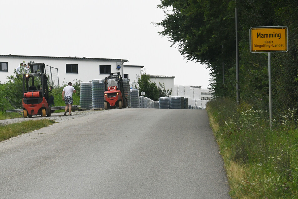 Arbeiter errichten eine Zaun um die Wohngebäude eines Betriebes im Kreis Dingolfing-Landau in Niederbayern, in dem sich Mitarbeiter mit dem Coronavirus infiziert haben.