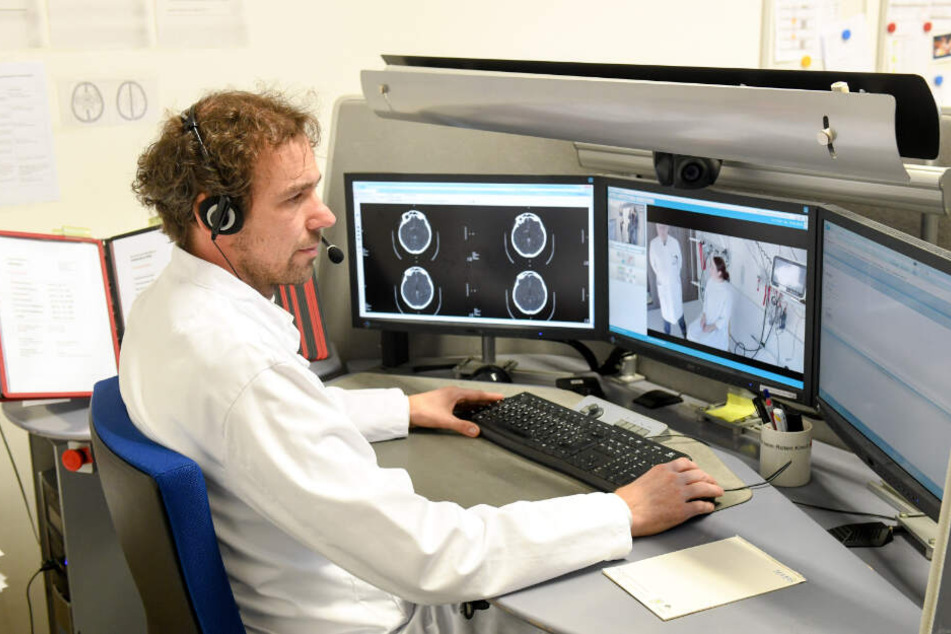 Der Arzt und Projektleiter Gordian Hubert sitzt im München Klinik Harlaching und untersucht mittels Videokonferenz eine Klinikmitarbeiterin, die in der Rolle einer Patientin agiert.