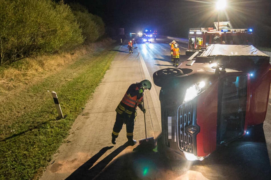Der Laster musste von der Feuerwehr wieder aufgerichtet werden.