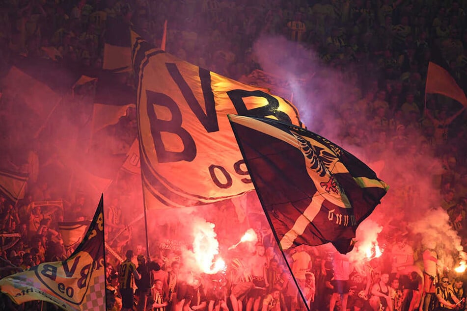 Im Dortmunder Fanblock qualmte es ordentlich.