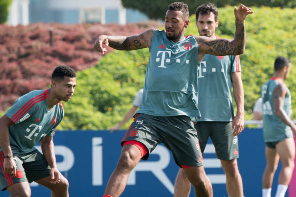Jerome Boateng (M) könnte nach Hummels' Patzer in die Startelf rücken.