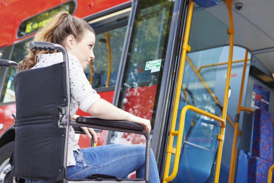 Eine Frau geriet unter einen Bus. (Symbolbild)