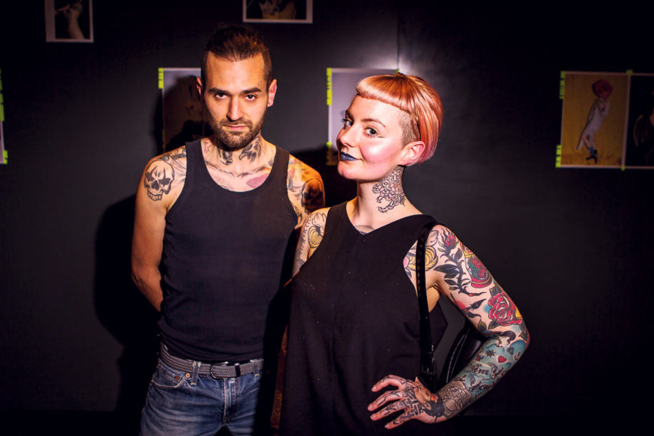 Nasti van der Weyden (26) war 19 Jahre alt, als sie sich ihr erstes Tattoo stechen ließ: eine Rose am
Unterarm. Leipziger Mahmud Celik (32) trägt Totenköpfe und fiese Fratzen
auf der Haut: "Das sind alles verarbeitete Emotionen."