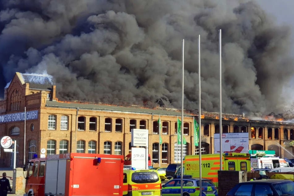 Brand in voller Ausdehnung: Der historische Industrie-Komplex an der Reichenbacher Straße brannte im Februar 2019 lichterloh.